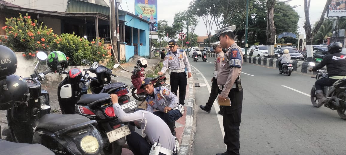 Dishub bersama Satlantas Polresta Balikpapan melakukan penindakan penggembosan ban kendaraan yang parkir sembarangan di depan BSB.