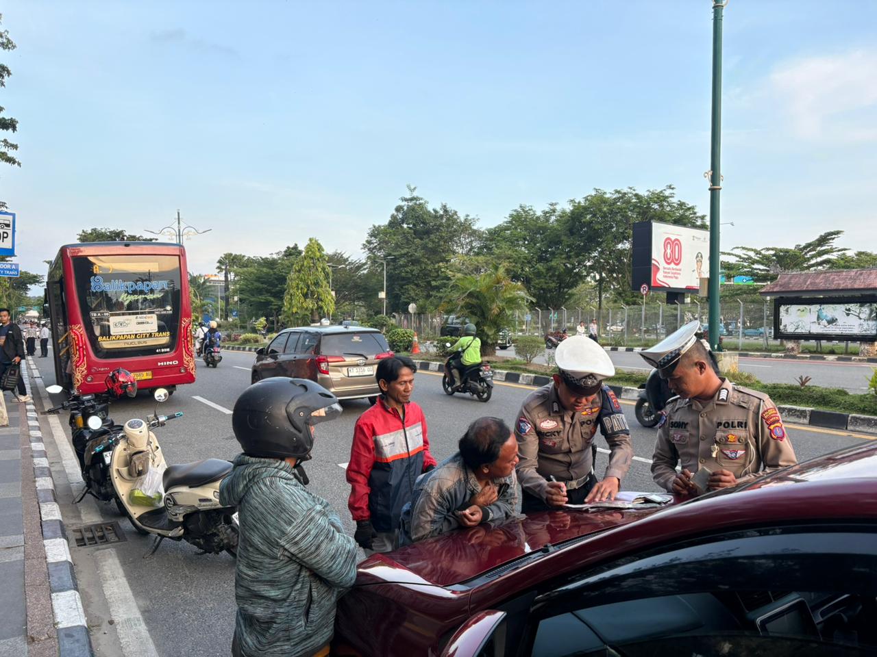 Petugas Satlantas Polresta Balikpapan menindak seorang pengendara yang kedapatan parkir sembarangan.
