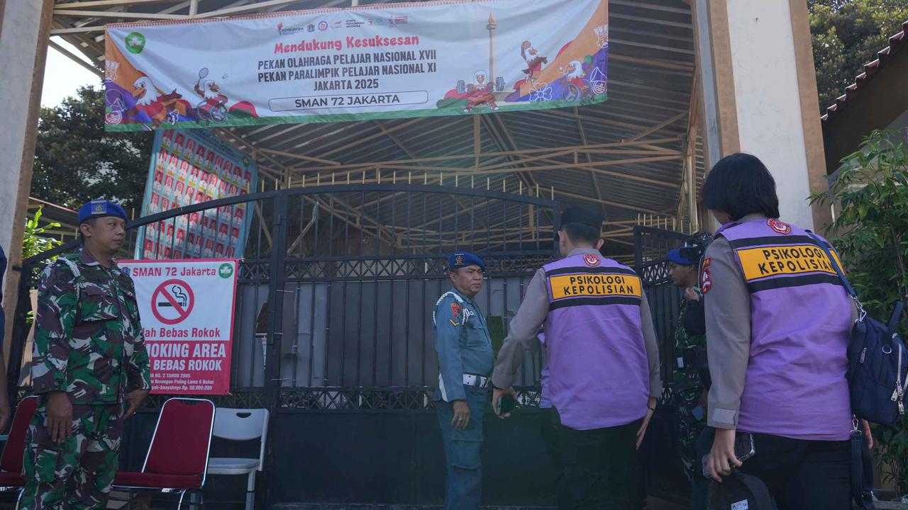 DIJAGA: Penjagaan superketat usai peledakan bom di SMAN 72 Jakarta Pusat.