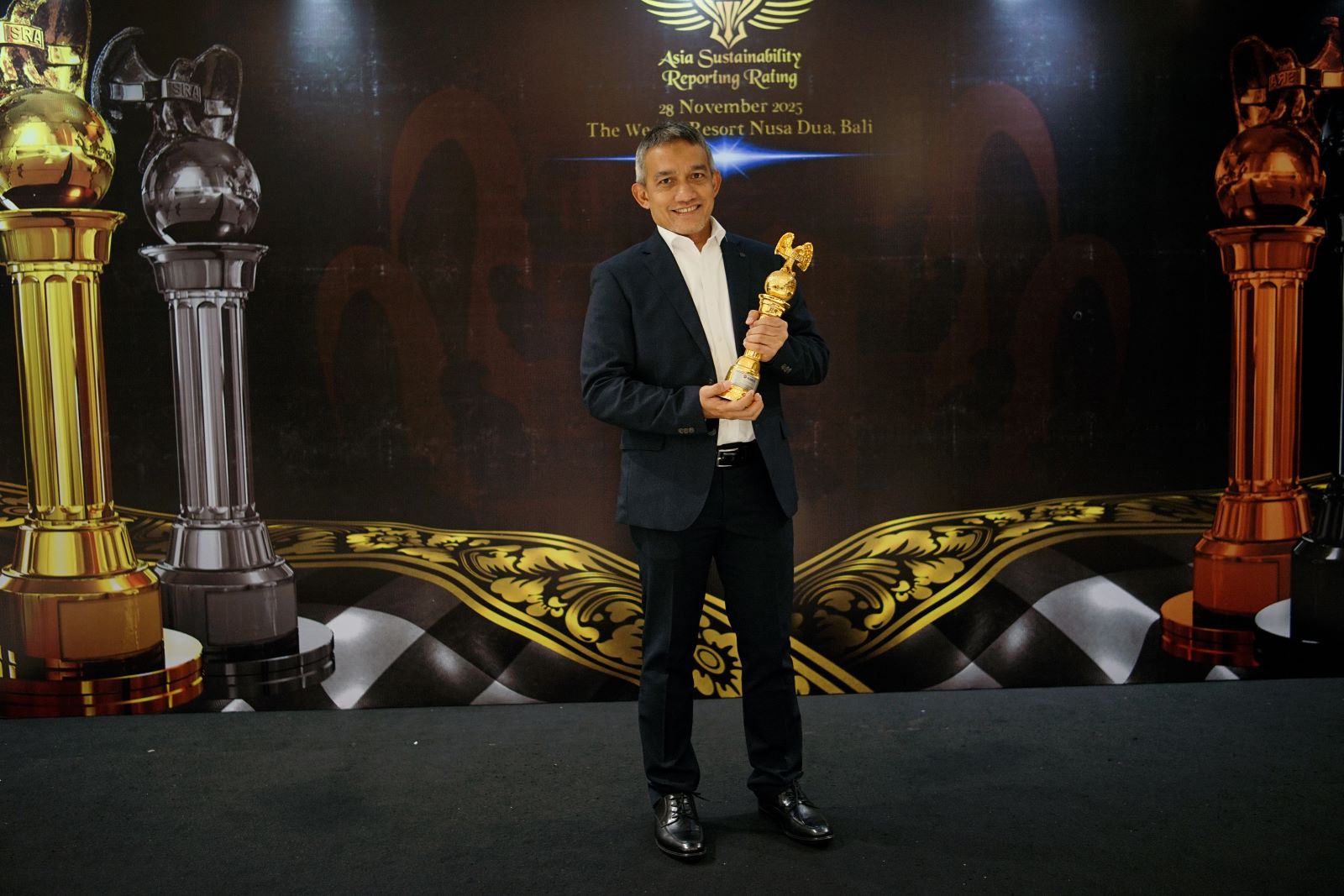 BOLEH BANGGA: Direktur Legal & Corporate Affairs Kideco, Arif Kayanto memegang trofi penghargaan kategori Gold Rank pada ajang ASRRAT 2025 yang digelar oleh NCSR, di The Westin Resort Nusa Dua, Bali.