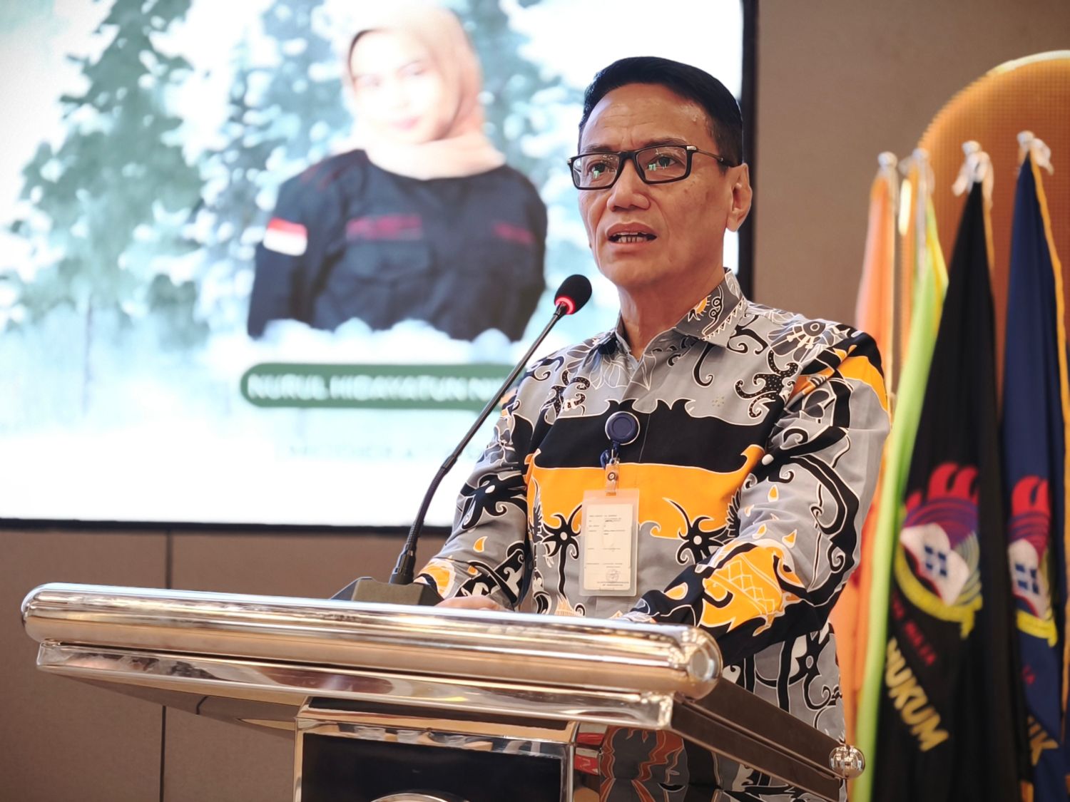 PEDULI LINGKUNGAN: Kepala DLH Balikpapan Sudirman Djayaleksana memberikan sambutan dan pengantar materi.