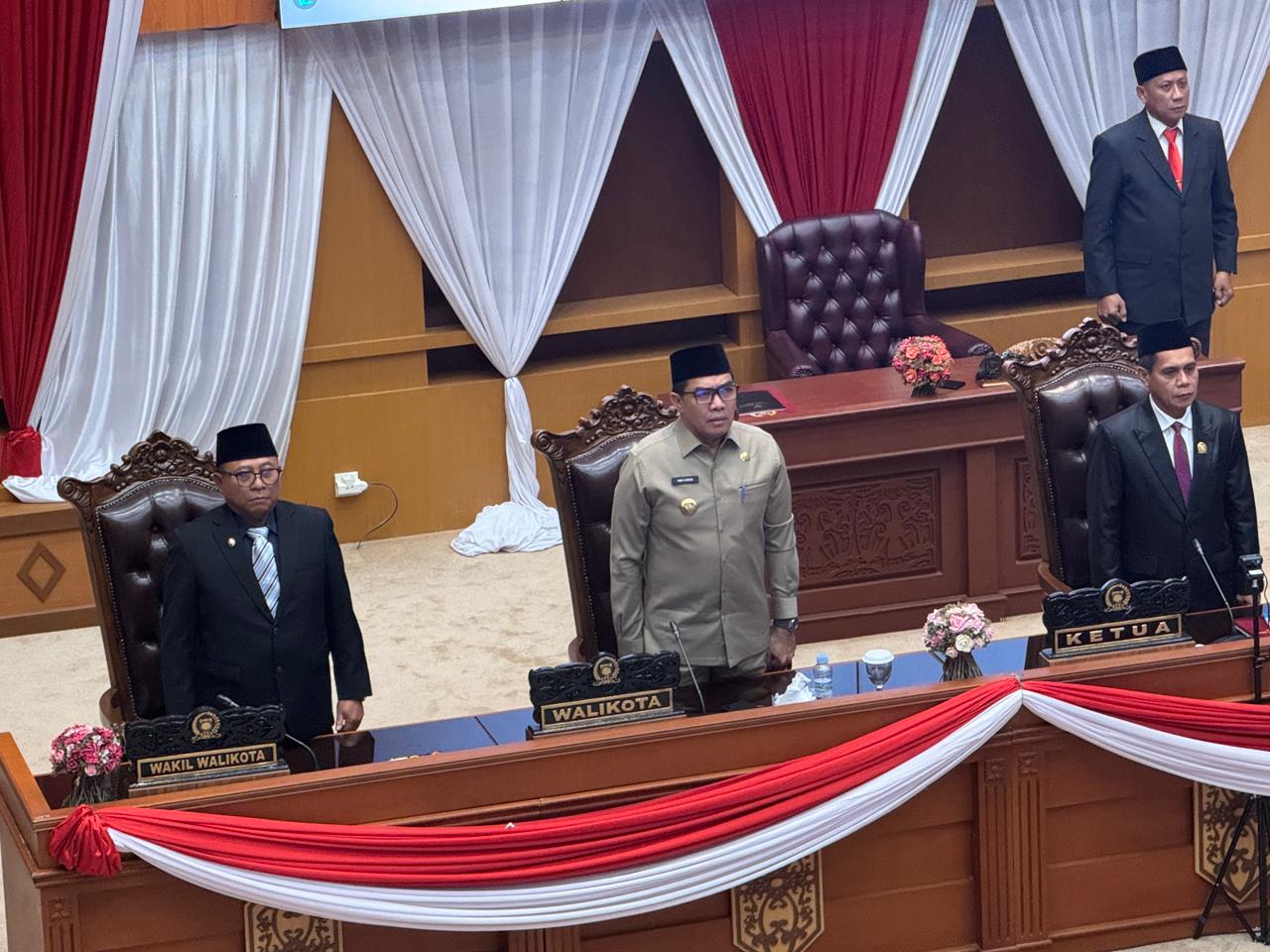SEPAKAT: Andi Harun (tengah) saat mengikuti rapat paripurna pengesahan APBD 2026, di gedung DPRD Samarinda, Jumat (28/11).