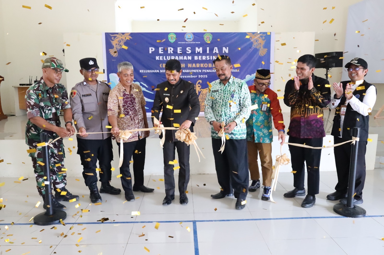 Abdul Waris Muin memotong pita sebagai simbolis peresmian Nipah-Nipah sebagai Kelurahan Bersinar.