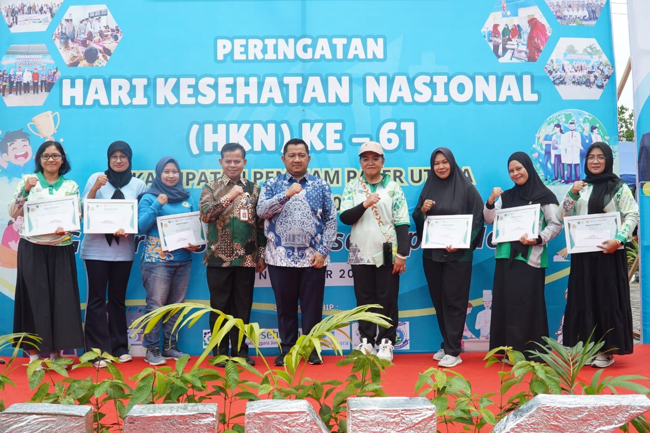 dr Jansje Grace Makisurat (empat kanan) bersama Bupati PPU, Mudyat Noor, yang mendorong terbentuknya tim terpadu percepatan penanganan stunting, saat peringatan Hari Kesehatan Nasional (HKN) 2025.