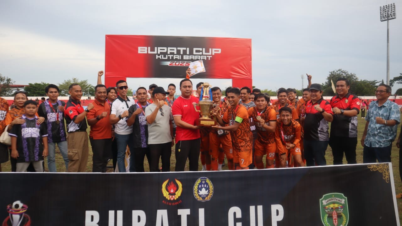 Bupati Kubar Frederick Edwin menyerahkan piala  kepada tim Linggang Bigung yang menjuarai Bupati Cup 2025.