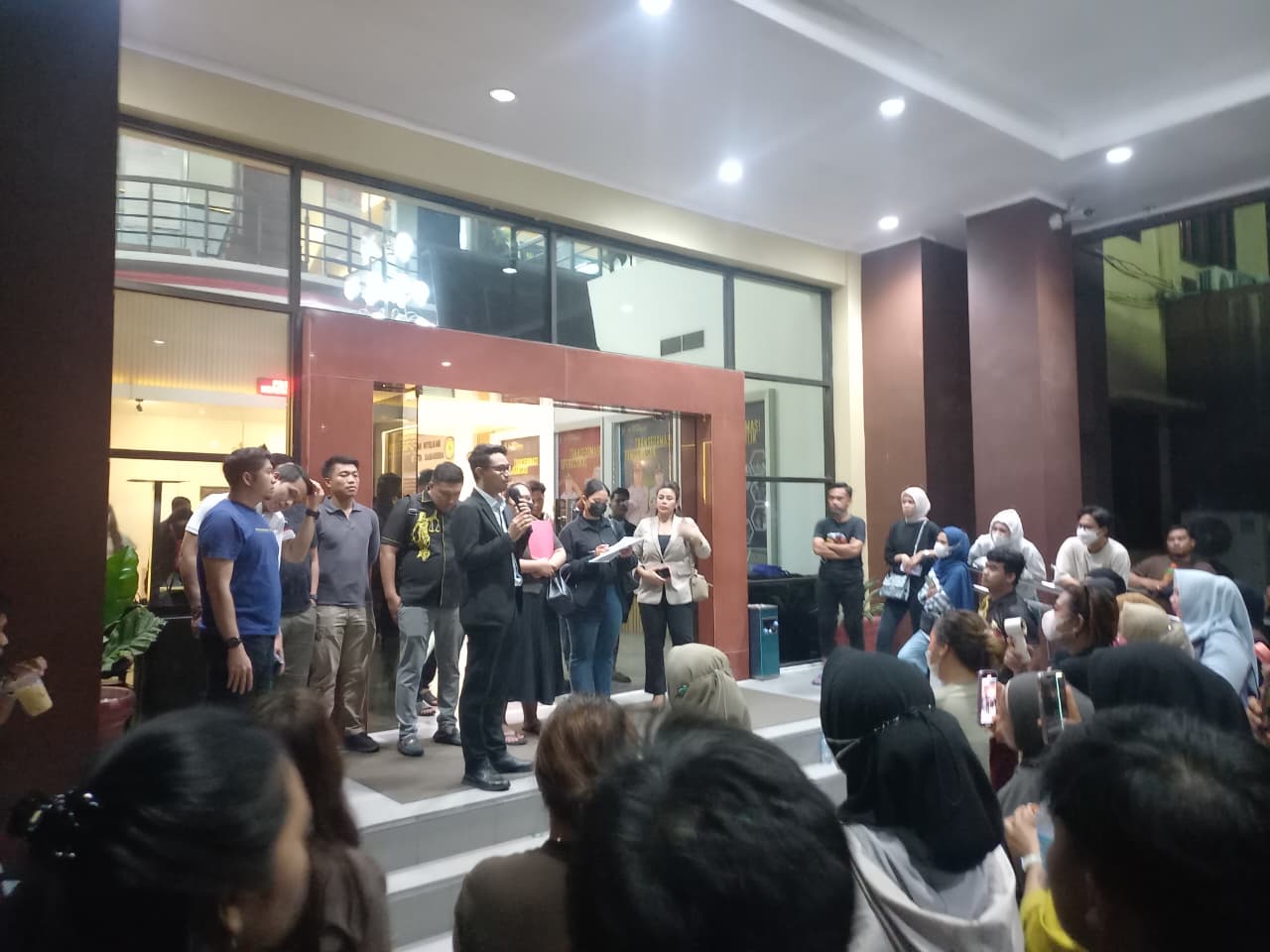Puluhan perempuan dari berbagai usia mendatangi Polresta Samarinda, Minggu (30/11) malam. (FOTO/EKO PRALISTIO)