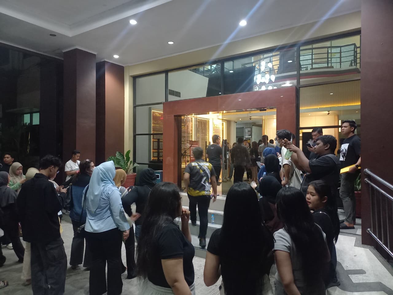 Sejumlah warga yang mendatangi Polresta Samarinda, Minggu (30/11) malam.