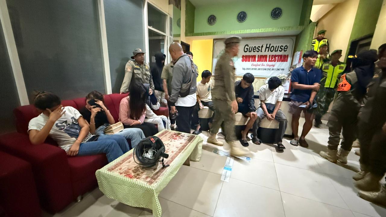 Satuan Polisi Pamong Praja (Satpol PP) Samarinda menggelar razia penyakit masyarakat (Pekat) di sejumlah guest house di Samarinda, Sabtu (29/11). (FOTO/RAMA SITOHANG)