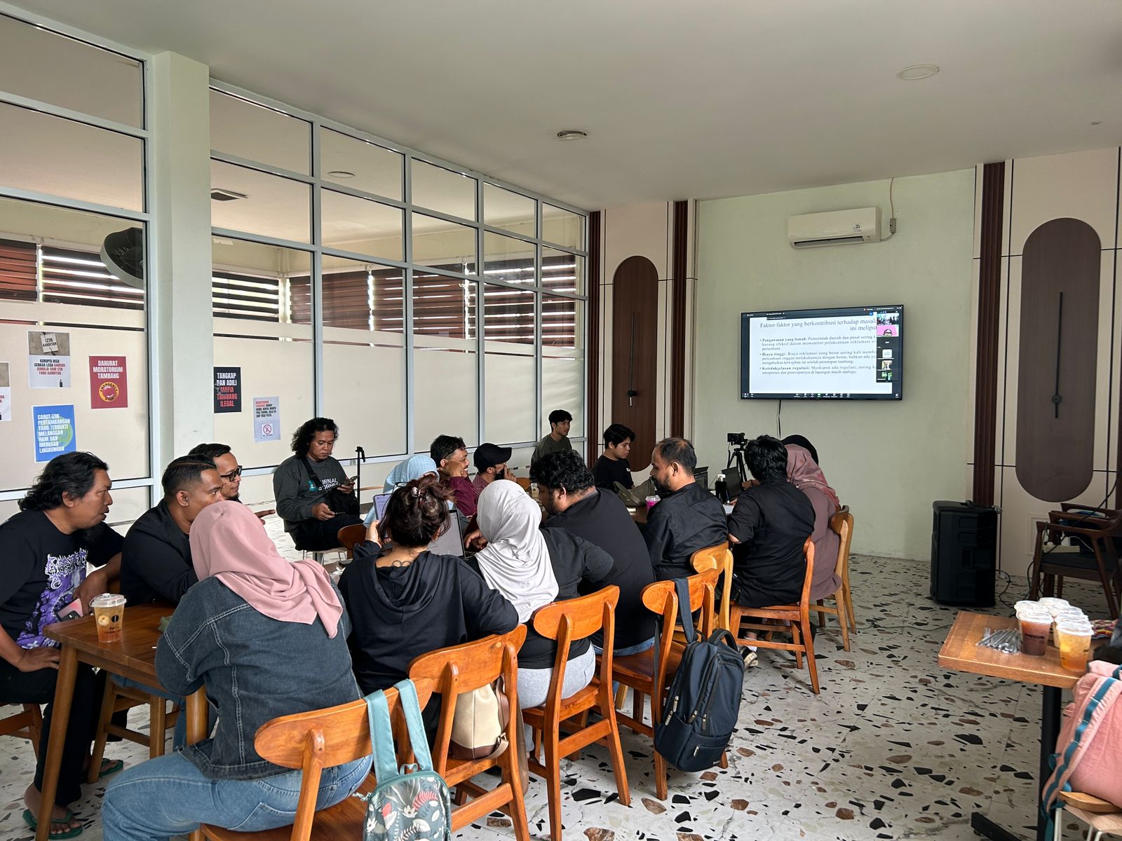 Diskusi Suara dari Borneo tentang urgensi moratorium izin tambang.