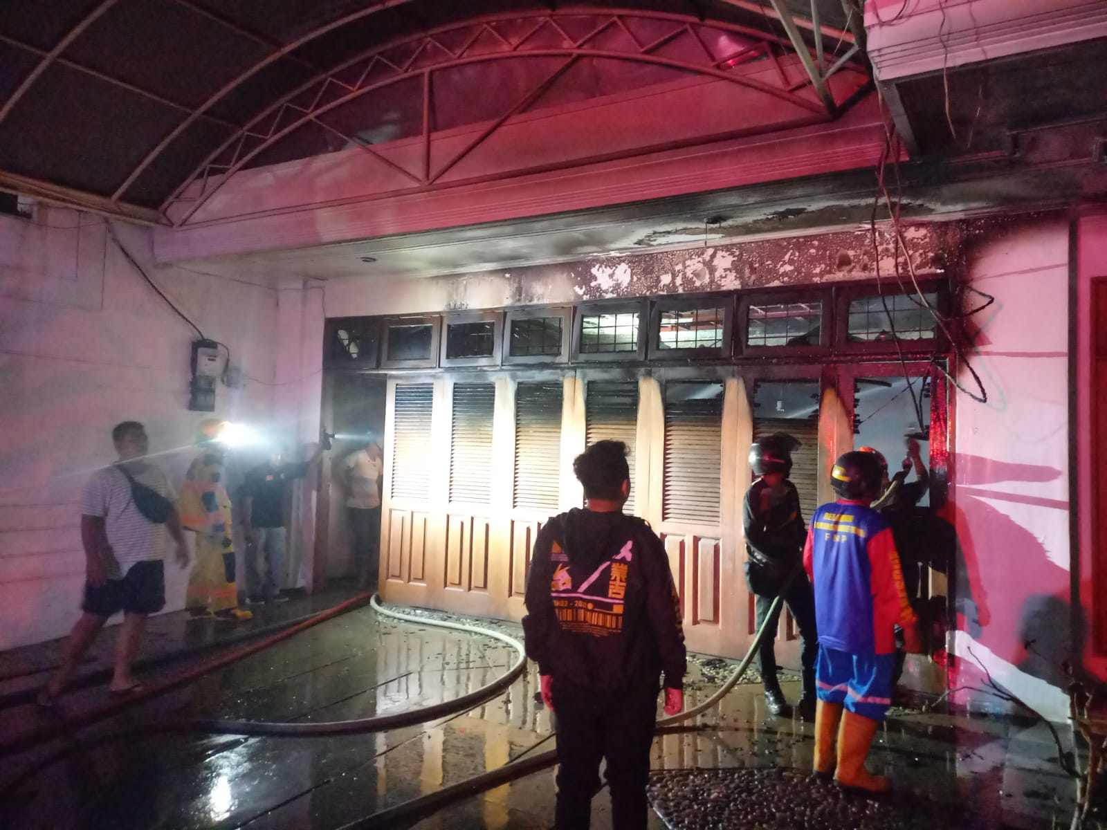 Sebuah rumah di RT 22, Kelurahan Pelabuhan, Kecamatan Samarinda Kota, tepatnya di Jalan Berantas, terbakar pada Sabtu malam (29/11). (FOTO/EKO PRALISTIO)
