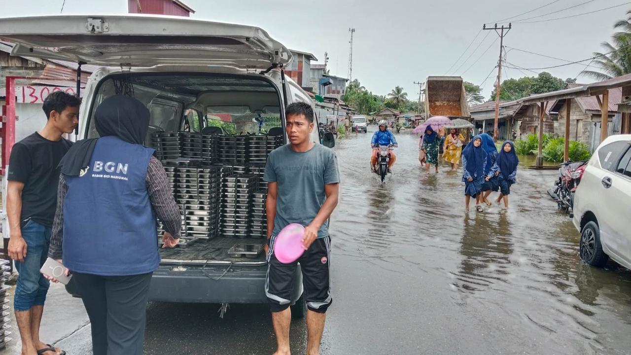 Sebanyak 173 Sentra Pelayanan Pemenuhan Gizi (SPPG) di Sumatera Utara (Sumut) telah mengoptimalkan fungsinya untuk mendistribusikan sementara paket MBG kepada warga korban banjir.