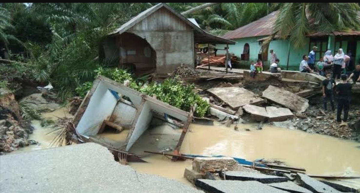 Sejumlah rumah warga di Tapanuli porak-poranda diterjang banjir bandang.