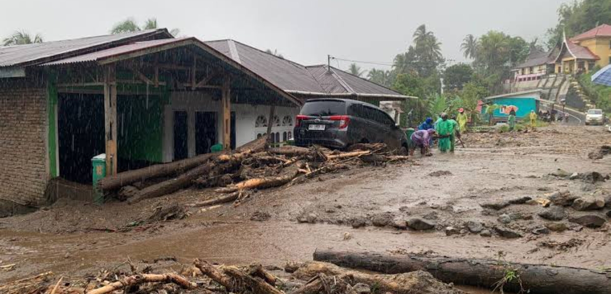 Tim gabungan menyusuri aliran sungai yang membawa material banjir bandang di Agam, Sumatera Barat. Bencana ini menelan 85 korban jiwa dan puluhan warga masih hilang.