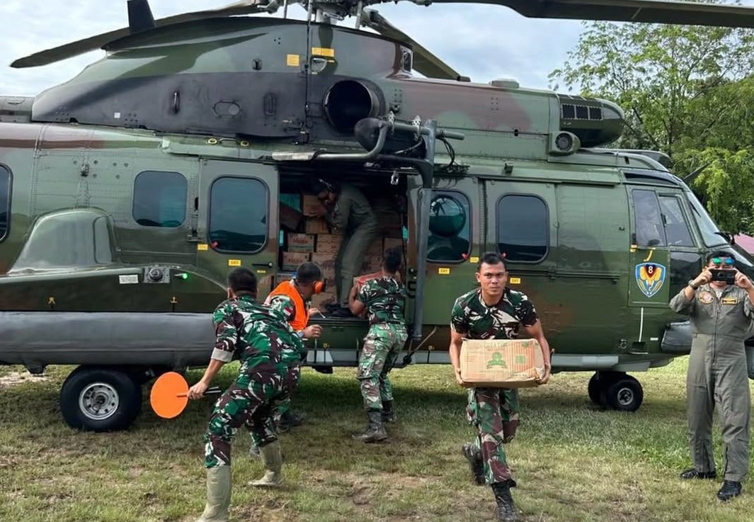 Pemerintah mengerahkan helikopter dari Jakarta ke wilayah banjir di Sumut, Aceh, dan Sumbar untuk mendistribusikan bantuan logistik.