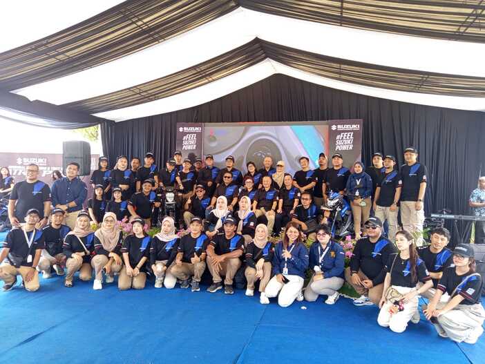 KESERUAN: Para manajemen main Dealer Suzuki Samarinda abadikan momen saat peluncuran Satria Pro tahun 2025.