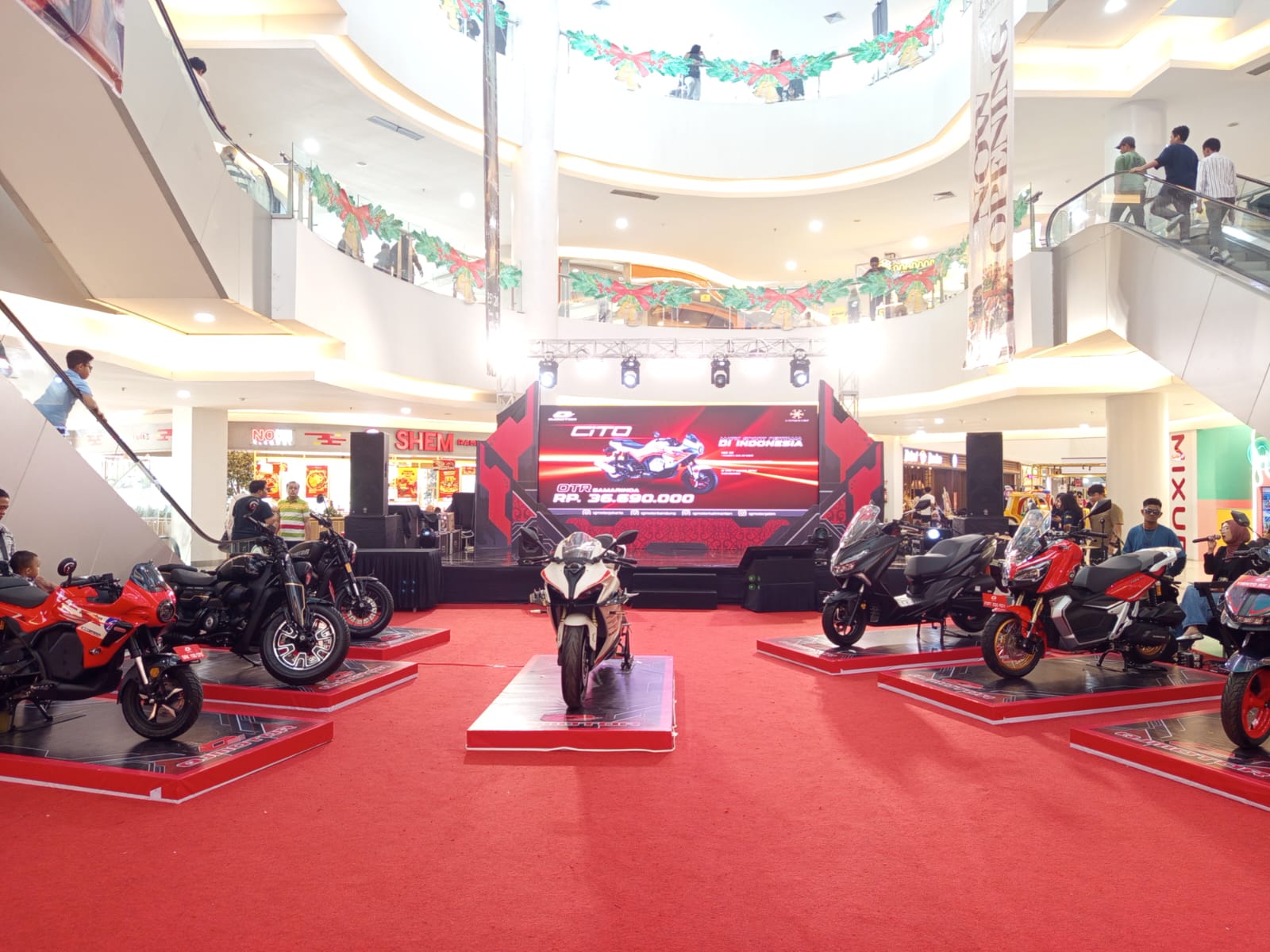 SEMAKIN KUAT: Memasuki akhir 2025, QJMOTOR kembali menambah titik distribusi baru di Kalimantan Timur melalui peresmian dealer resmi yang dikelola PT Cuan Selalu Kaya di Kota Samarinda.