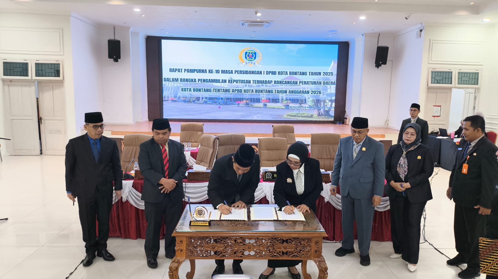 DITETAPKAN: Pemkot dan DPRD Bontang mengesahkan APBD 2026 melalui rapat paripurna. (ADIEL KUNDHARA/KP)