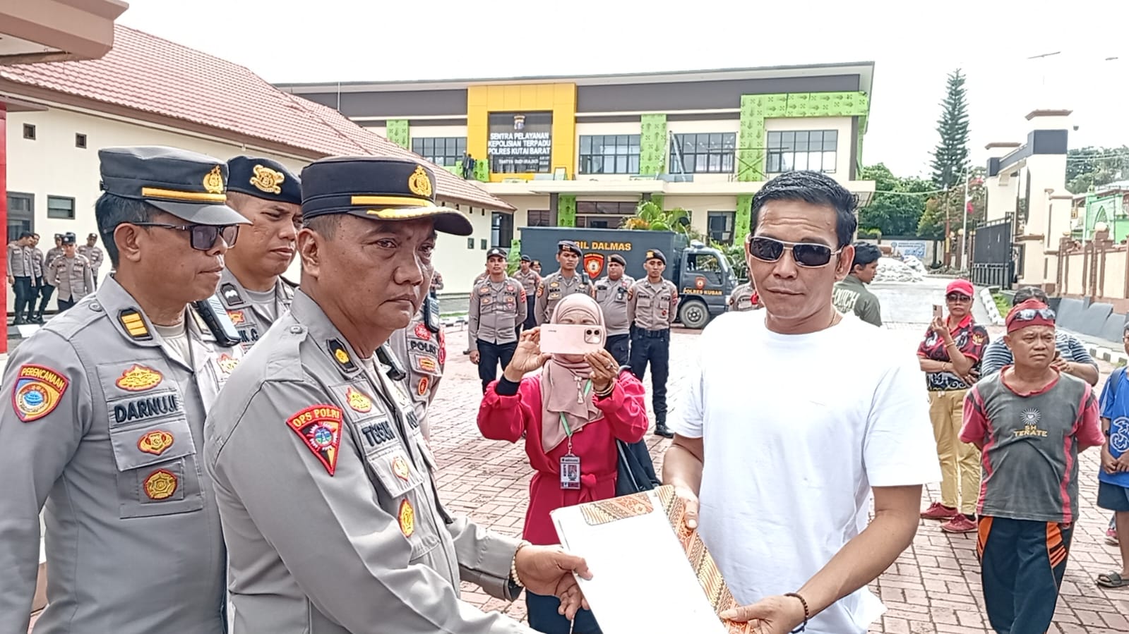 Koordinator aksi, Yehezkiel Pomen saat serahkan dokumen tuntutan ke Polres Kubar, diterima langsung oleh Kabagops Polres Kubar, Kompol E. Teguh S.