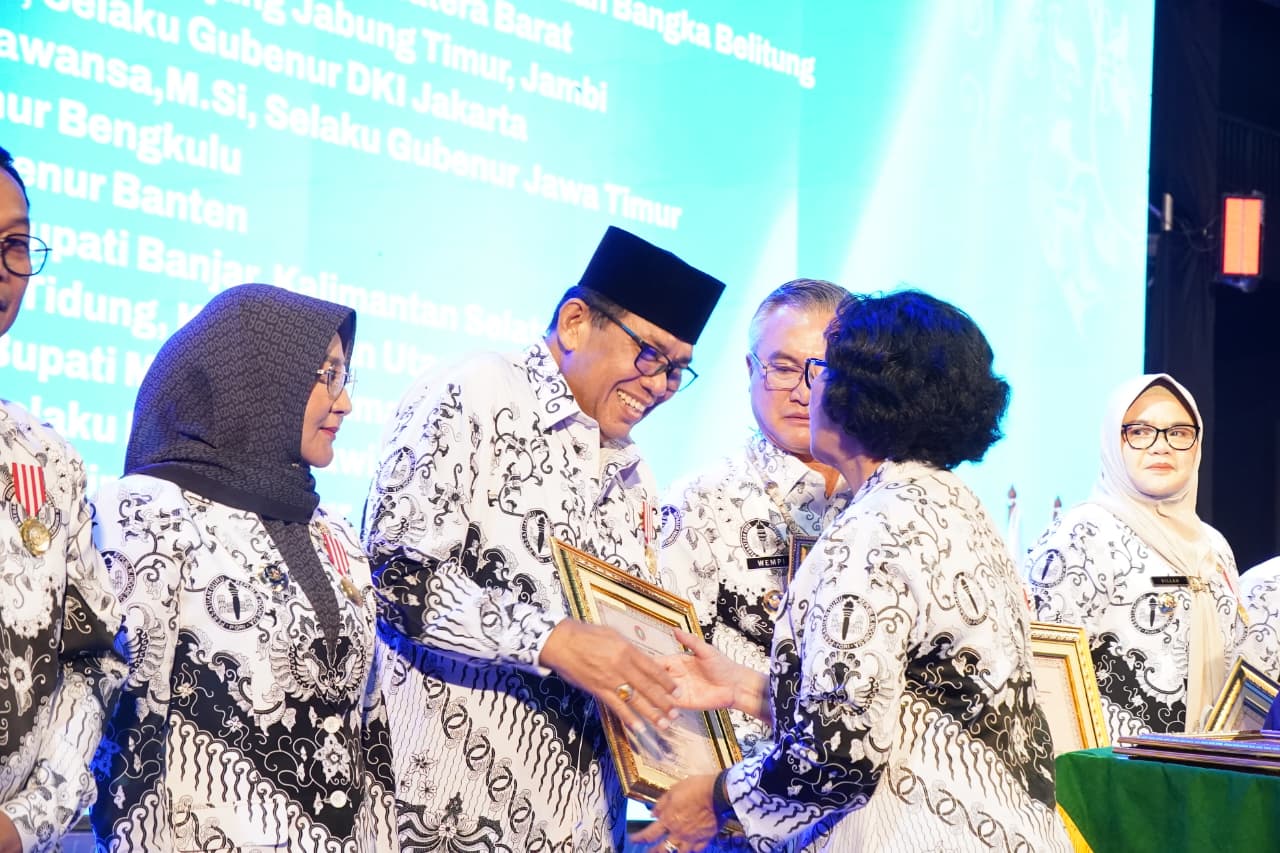 Kepala Disdikbud Paser M. Yunus Syam mewakili Bupati Paser menerima penghargaan Dwija Praja Nugraha di Jakarta, Sabtu (29/11/2025).