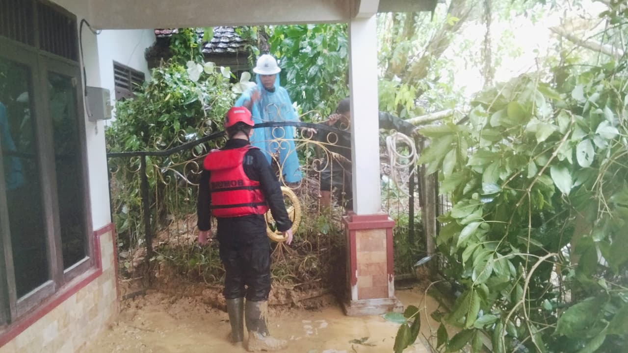 LONGSOR: Petugas gabungan melakukan evakuasi dan mengantisipasi longsor susulan.