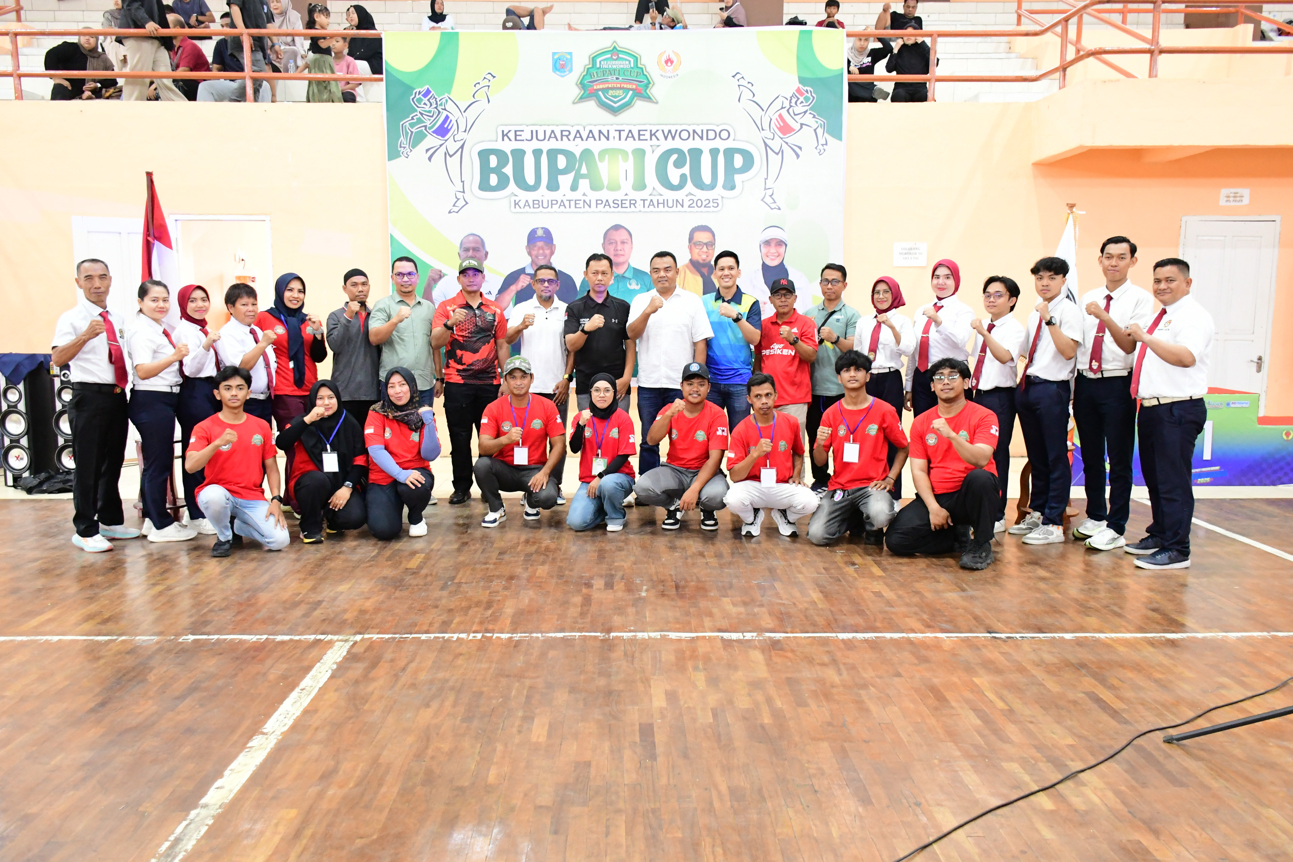 DUKUNGAN: Wakil Ketua DPRD Paser Zulkifli Kaharuddin saat menghadiri Kejuaraan Taekwondo Bupati Cup 2025, Minggu (30/11/2025).