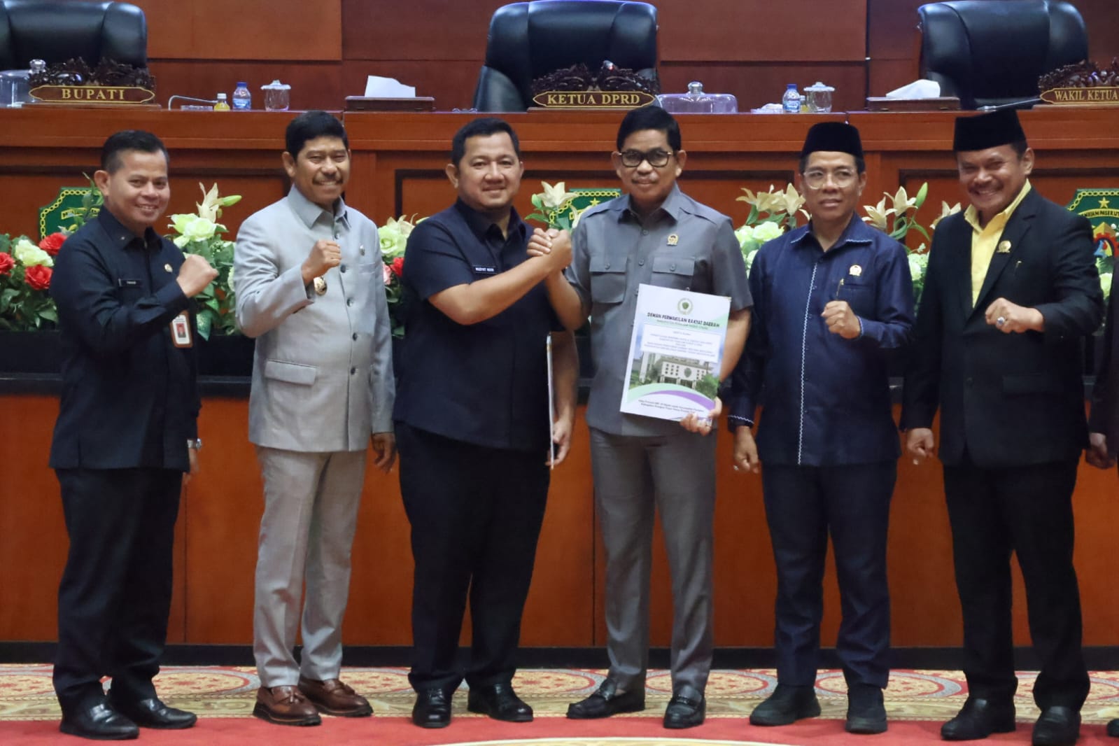 KOMPAK: Mudyat Noor (tiga kiri) menyerahkan dokumen Rancangan Peraturan Daerah tentang APBD Tahun Anggaran 2026 dalam Sidang Paripurna.