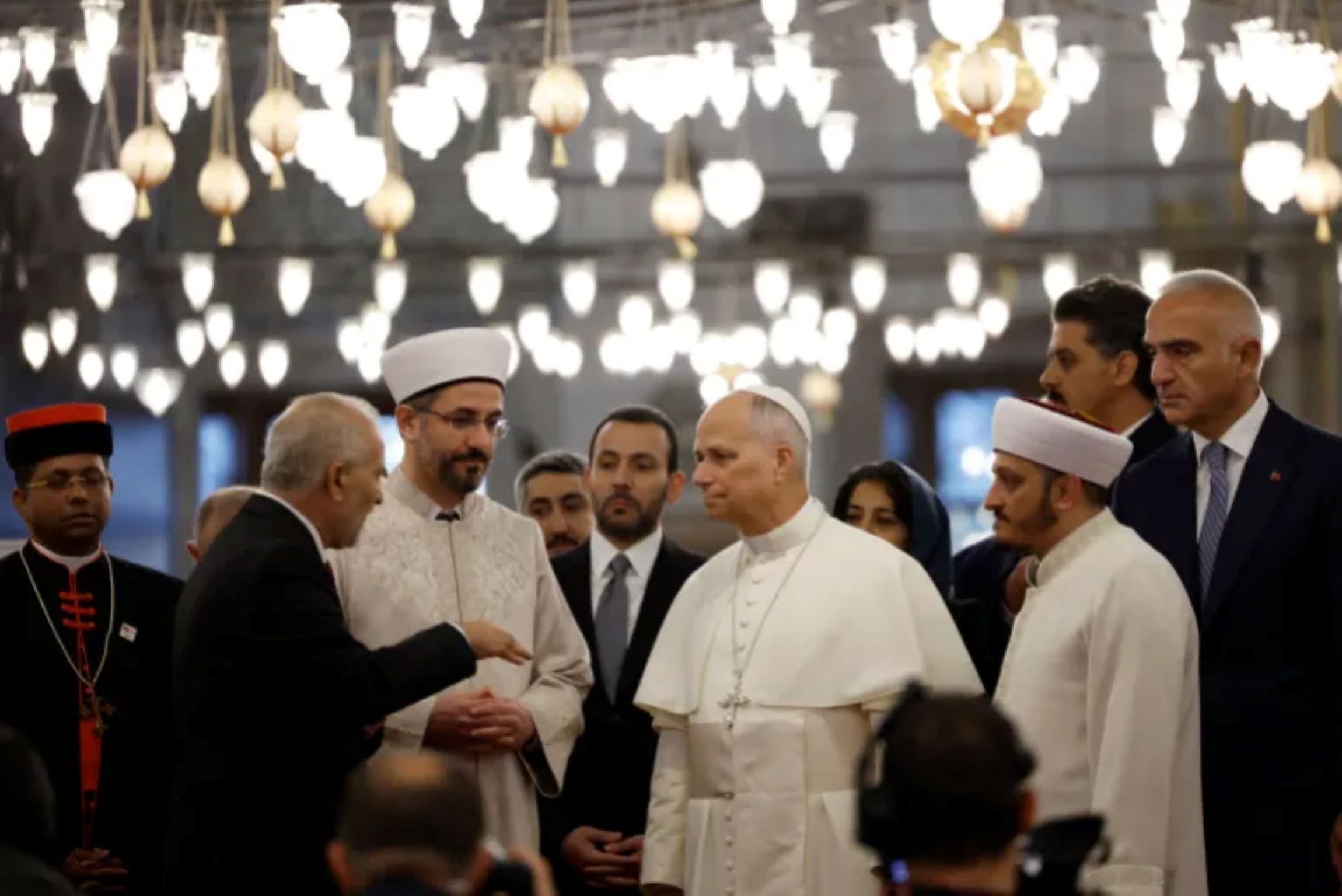 Paus Leo XIV mengunjungi Masjid Sultan Ahmed (Masjid Biru), di Istanbul pada 29 November 2025.