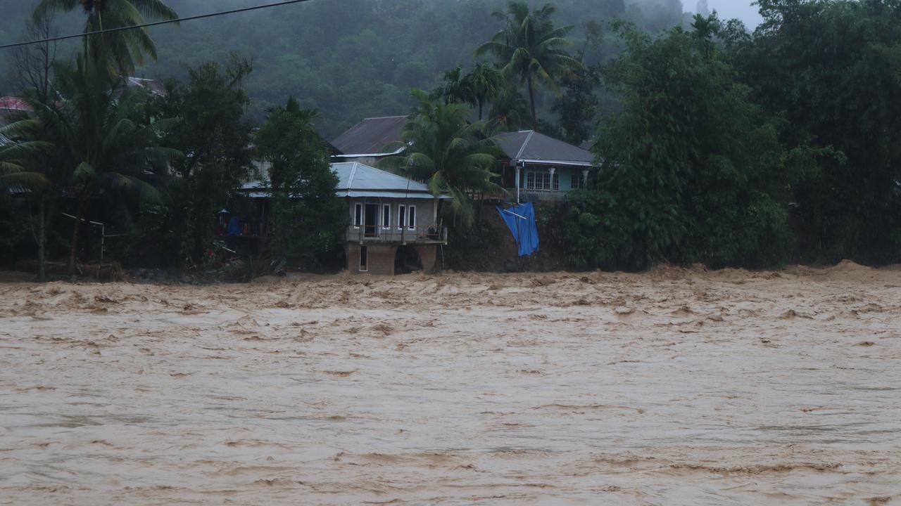 ROBOH: Jembatan Gunung Nago, Padang, roboh setelah diterjang banjir bandang.