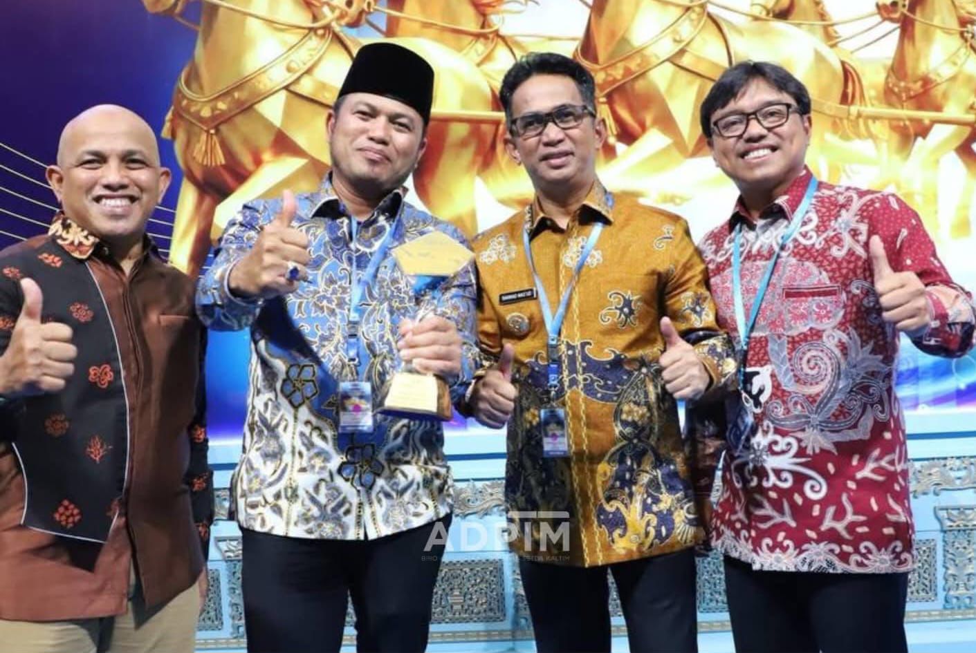 Rudy Mas&rsquo;ud (dua kiri) dan Wali Kota Balikpapan Rahmad Mas&rsquo;ud (dua kanan) setelah menerima penghargaan TPID Awards 2025.