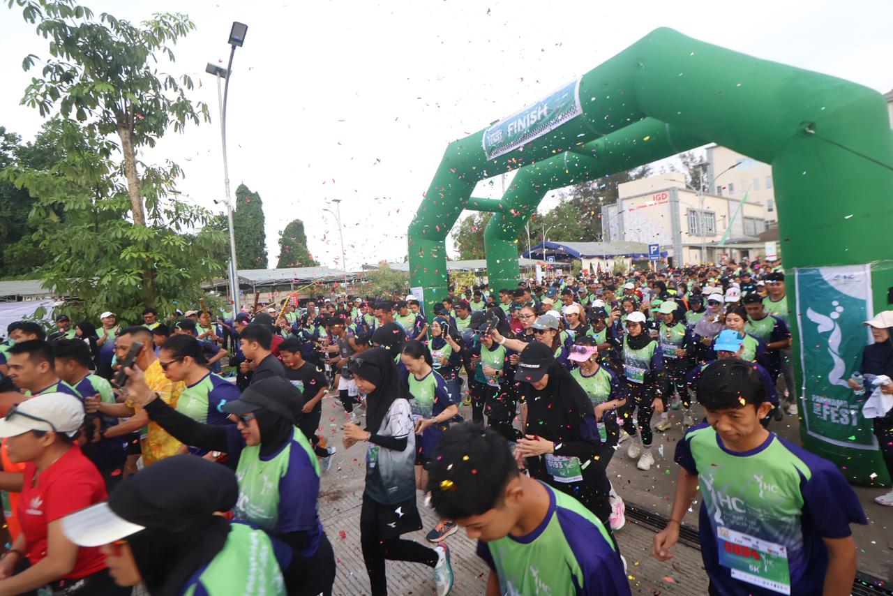 Ribuan pelari di Kota Balikpapan menjajal event Fun Run 5K PanoramaFunFest2025 dalam rangka HUT ke-1 RSP Panorama.
