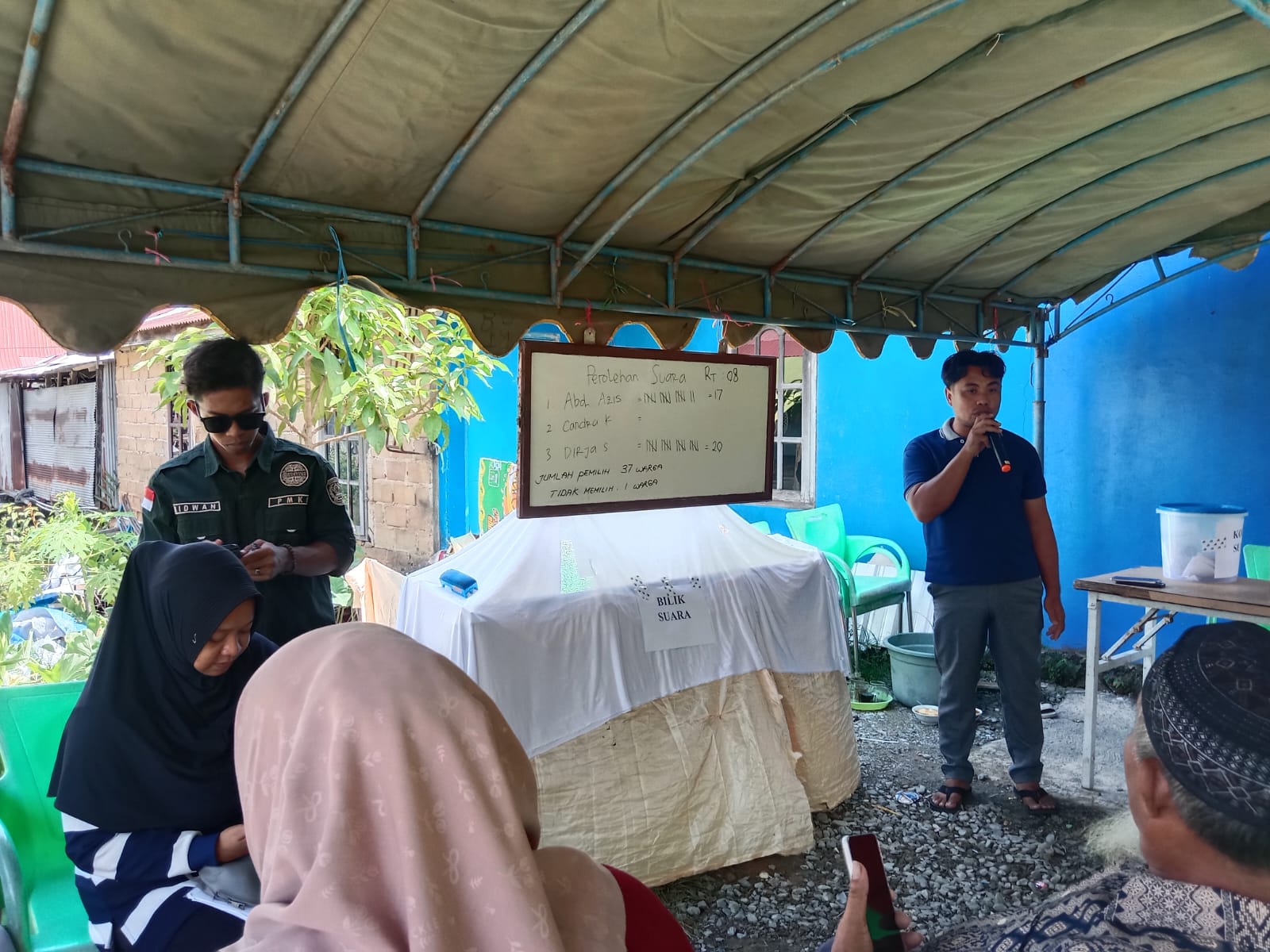 Warga di Kelurahan Guntung memilih ketua RT dalam pelaksanaan yang digelar selama satu hari ini.   &nbsp;