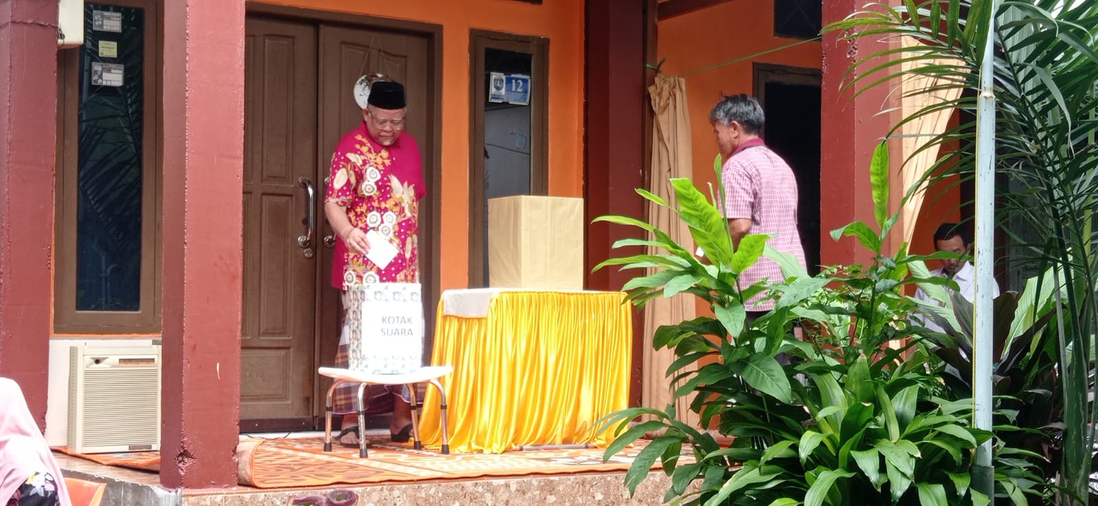Tiap kepala keluarga memberikan suara untuk Pilkaret di Berebas Tengah, Minggu (30/11/2025), total ada 62 RT yang melakukan pemungutan suara. &nbsp;