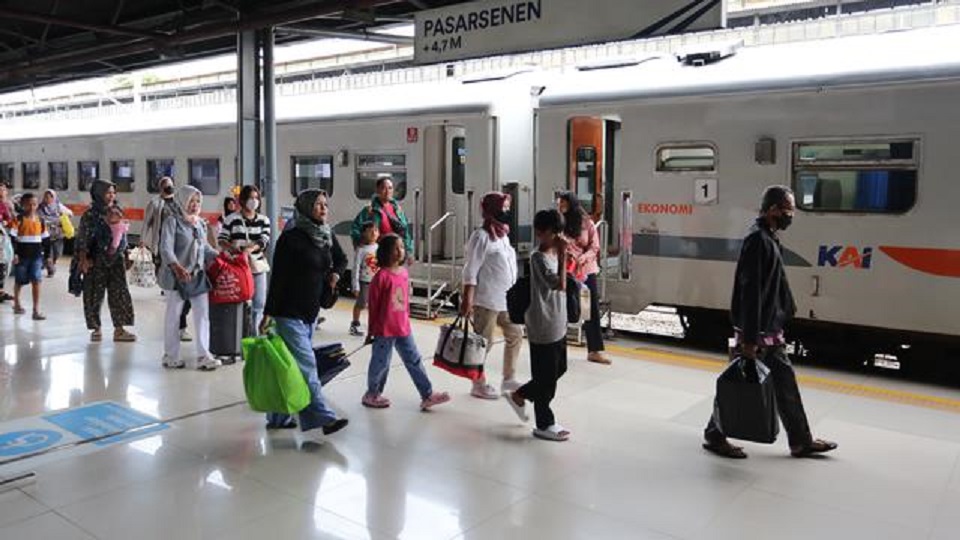 SIBUK: Kesibukan penumpang kereta api di Stasiun Senen, Jakarta.
