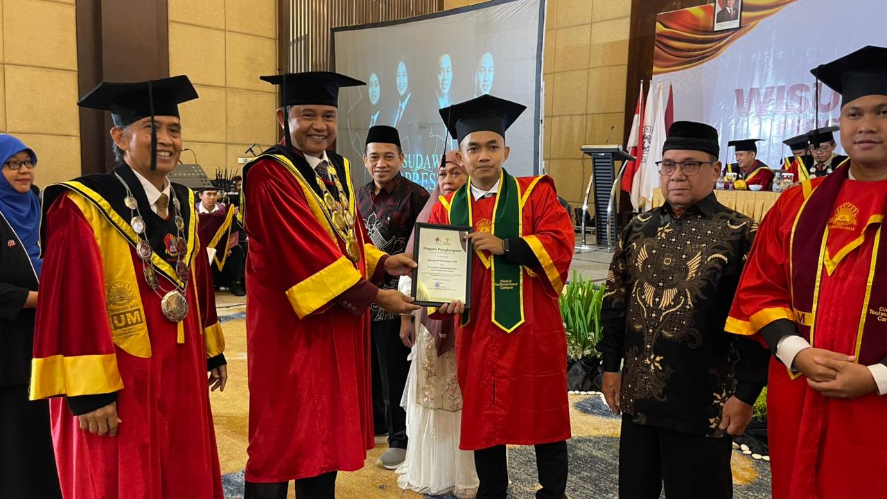 LULUSAN TERBAIK: Rektor Universitas Mulia, Muhammad Ahsin Rifa&rsquo;i didampingi Direktur Eksekutif BPH Yayasan Airlangga Agung Sakti Pribadi menyerahkan penghargaan kepada lulusan terbaik dan berprestasi.