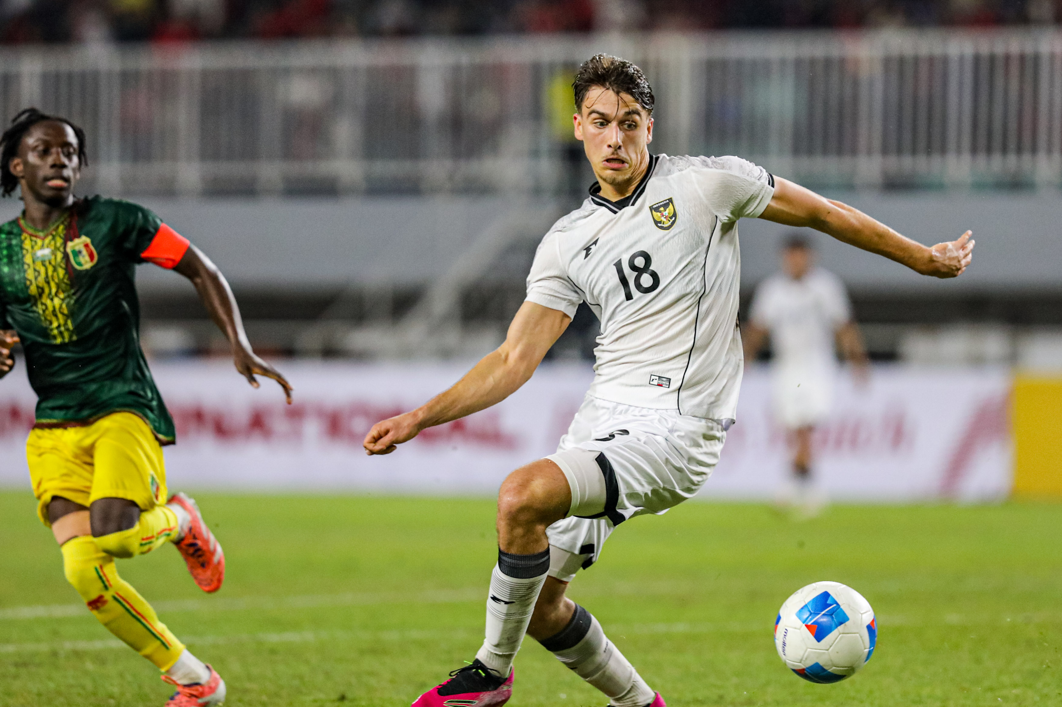 Mauro Zijlstra berebut bola dengan pemain Mali U-22 pada FIFA Match Day di Stadion Pakansari (18/11).