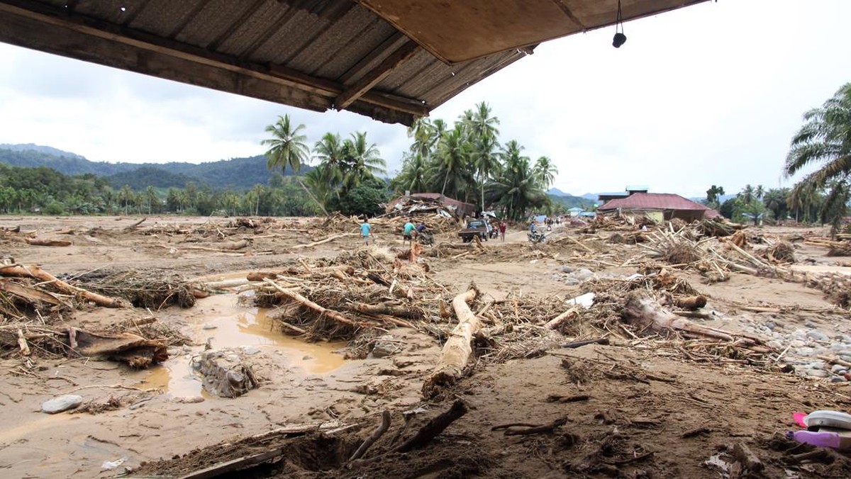 TERJANG: Banjir bandang menerjang wilayah Tapanuli Selatan.