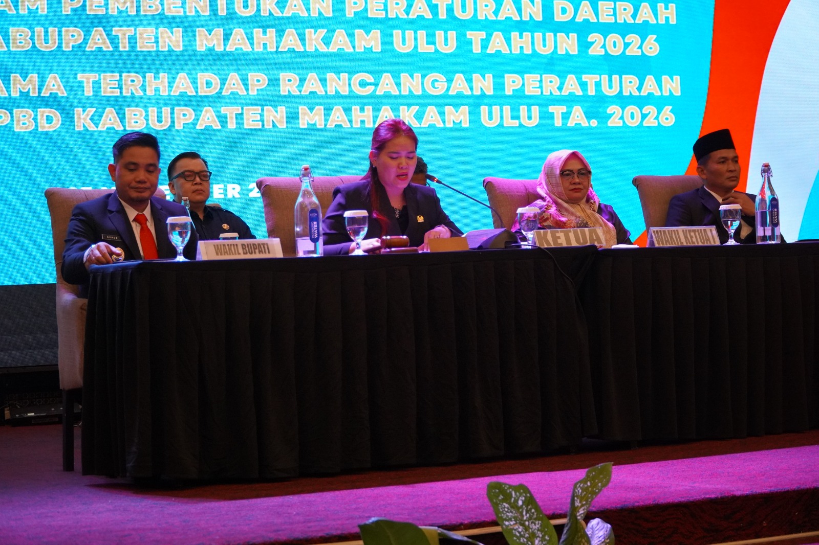Devung Paran (dua kiri) memimpin jalannya sidang paripurna di Hotel Aston Samarinda, Kamis (27/11).