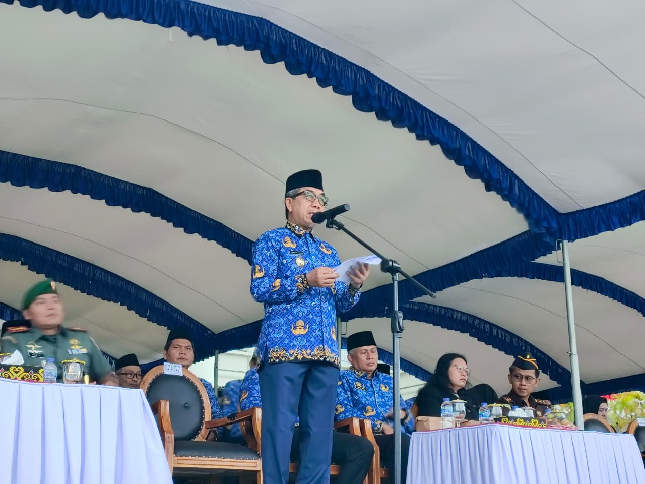 Bupati Kutim Ardiansyah Sulaiman menjadi inspektur upacara peringatan HUT Korpri ke-54 di halaman Kantor Bupati Kutim, Bukit Pelangi, Sangatta Utara, Senin (1/12/2025).  &nbsp;