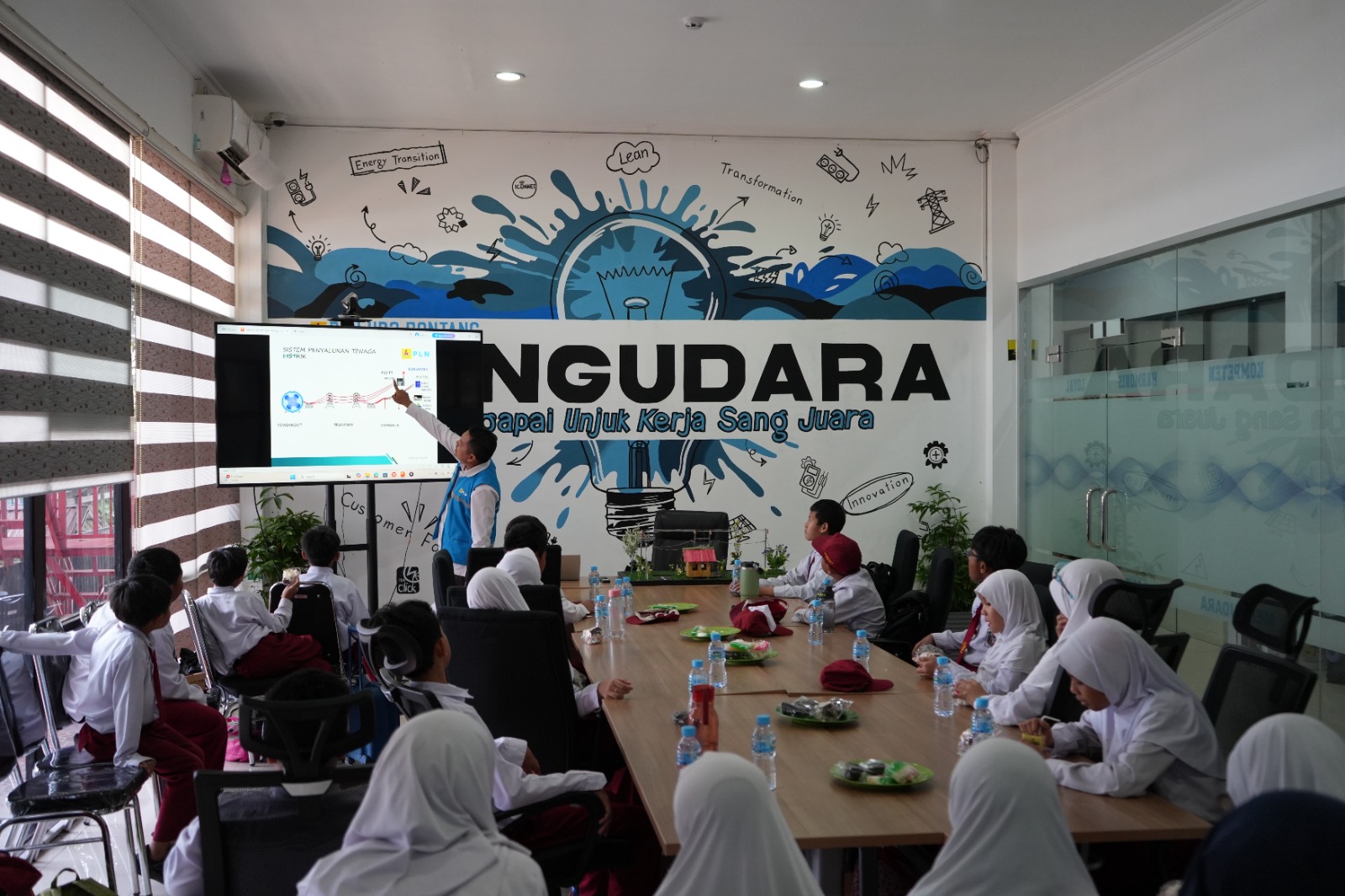 EDUKASI ENERGI: Literasi energi bagi generasi muda melalui rangkaian edukasi sejak dini bagi siswa di Kota Bontang dan Kota Samarinda.