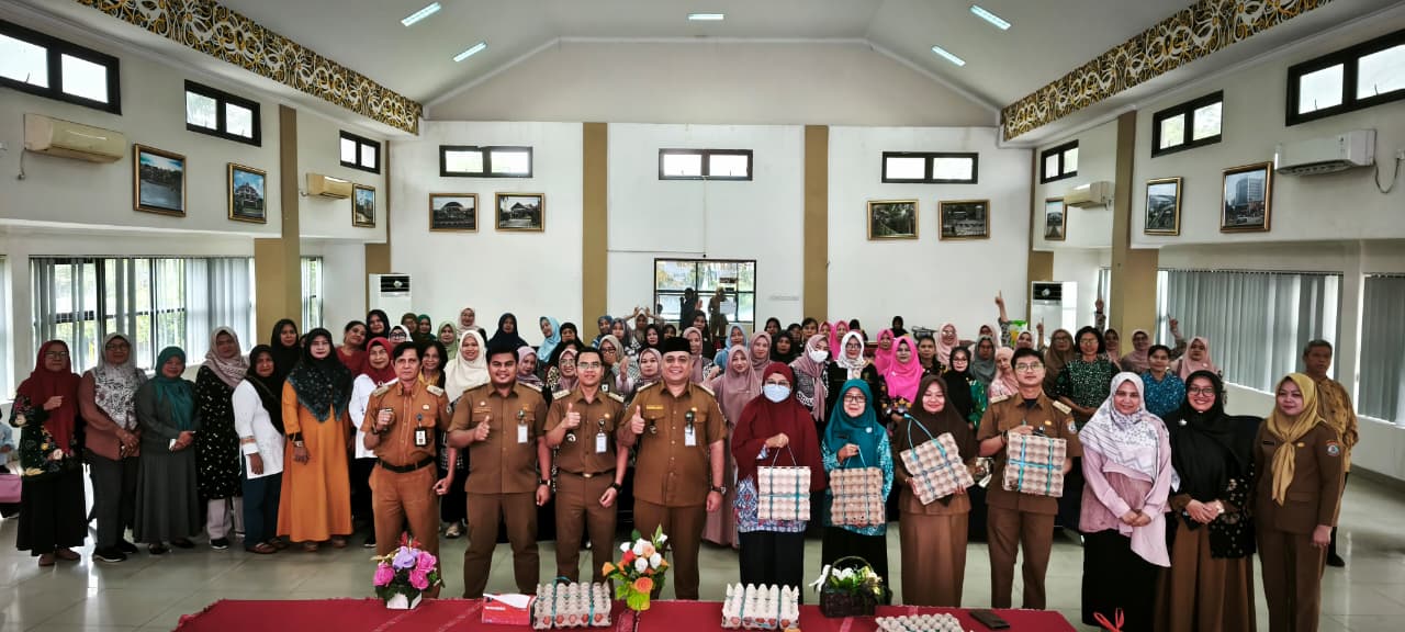 Camat Balikpapan Selatan Muhammad Hakim menyerahkan paket sembako penanganan stunting kepada para lurah sebelum ramah tamah dimulai.