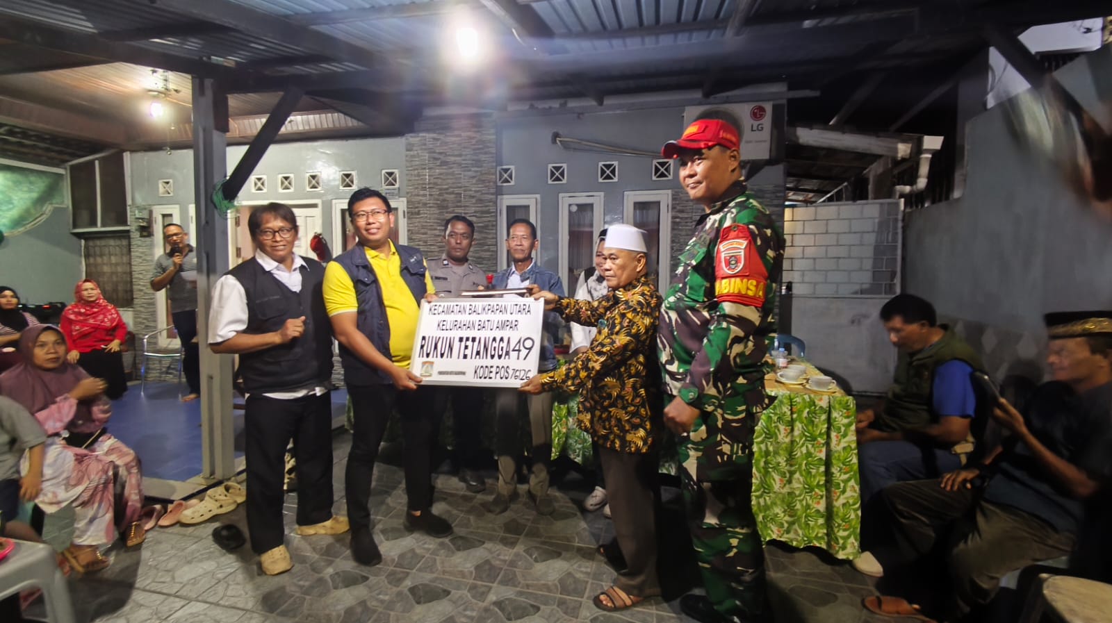 Lurah Batu Ampar Awan Darmawan (dua kiri) menghadiri pelaksanaan pemilihan ketua RT 49 yang berjalan lancar.