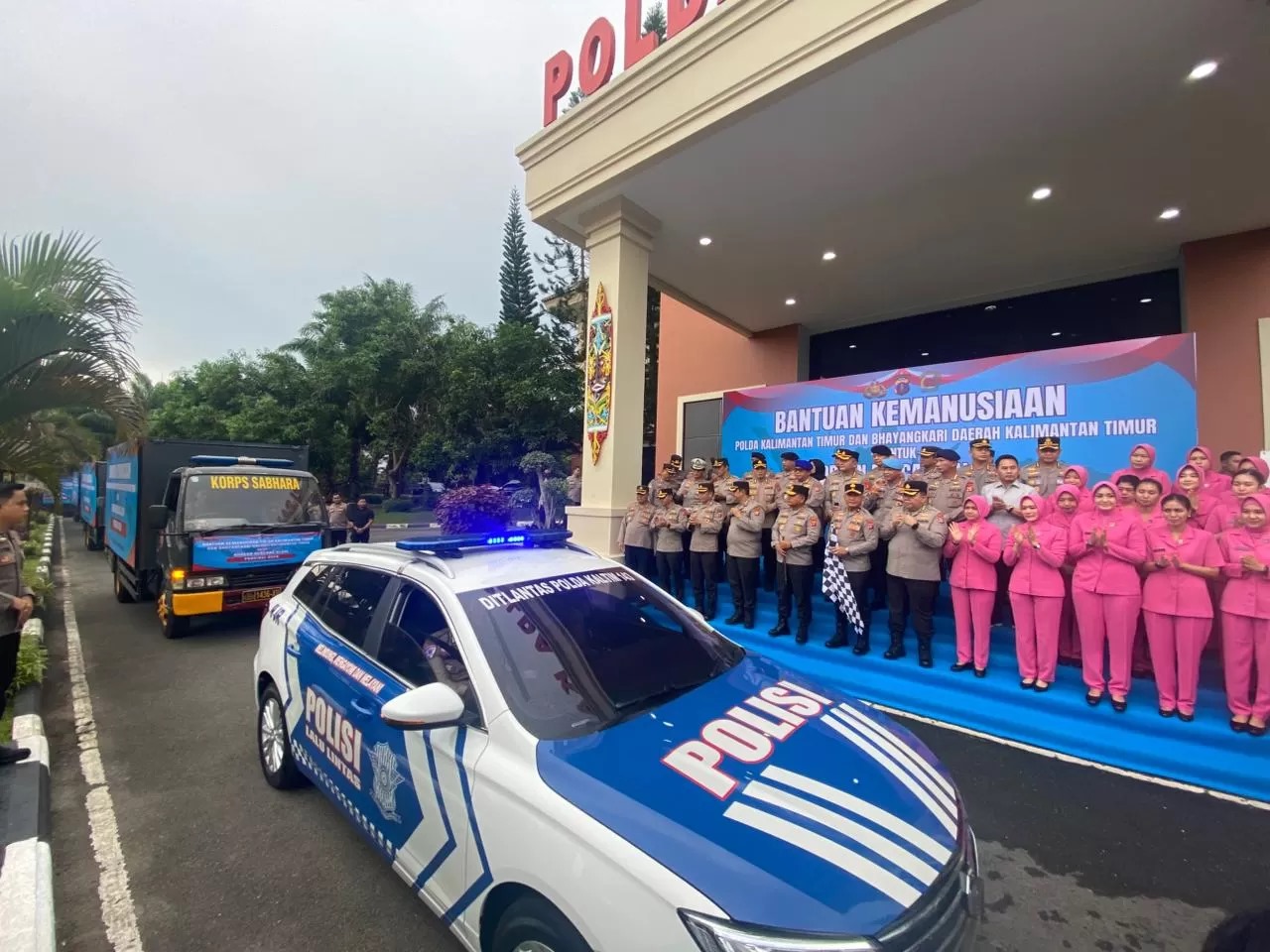 BANTUAN KEMANUSIAAN: Kapolda Kaltim Irjen Pol Endar Priantoro melepas pengiriman bantuan kemanusiaan untuk korban bencana banjir dan tanah longsor yang melanda tiga provinsi di Sumatra.