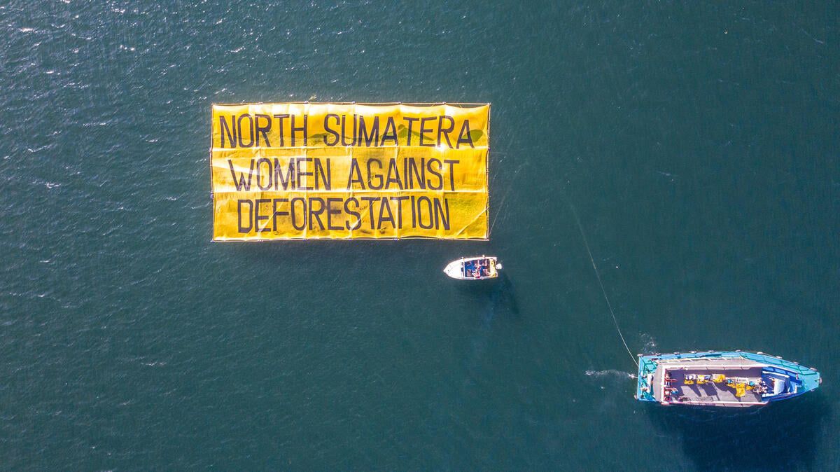 Greenpeace Indonesia bersama KSPPM&ndash;organisasi masyarakat sipil di Sumatera Utara&ndash;menggelar aksi bentang banner di Danau Toba, bertepatan dengan konferensi W20. (IST)