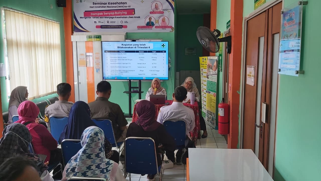 drg Lily Anggraini (pegang mik) memimpin kegiatan Lokakarya Mini Lintas Sektor Triwulan ke-IV, Rabu (3/12).