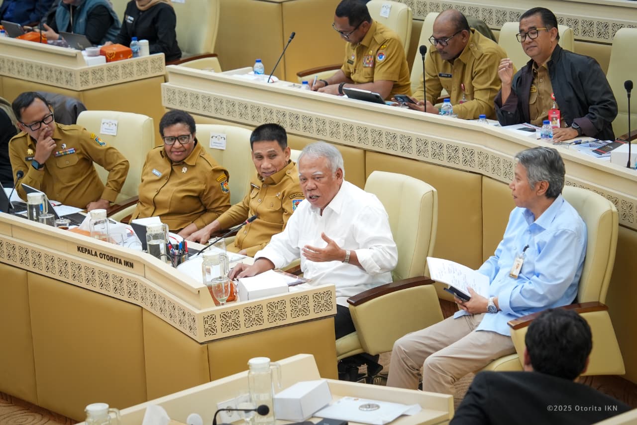 RAPAT KERJA: Kepala Otorita IKN Basuki Hadimuljono (kemeja putih) menghadiri Raker dan Rapat Dengar Pendapat bersama Komisi II DPR RI yang digelar di Gedung Nusantara Jakarta pada Selasa (25/11/).