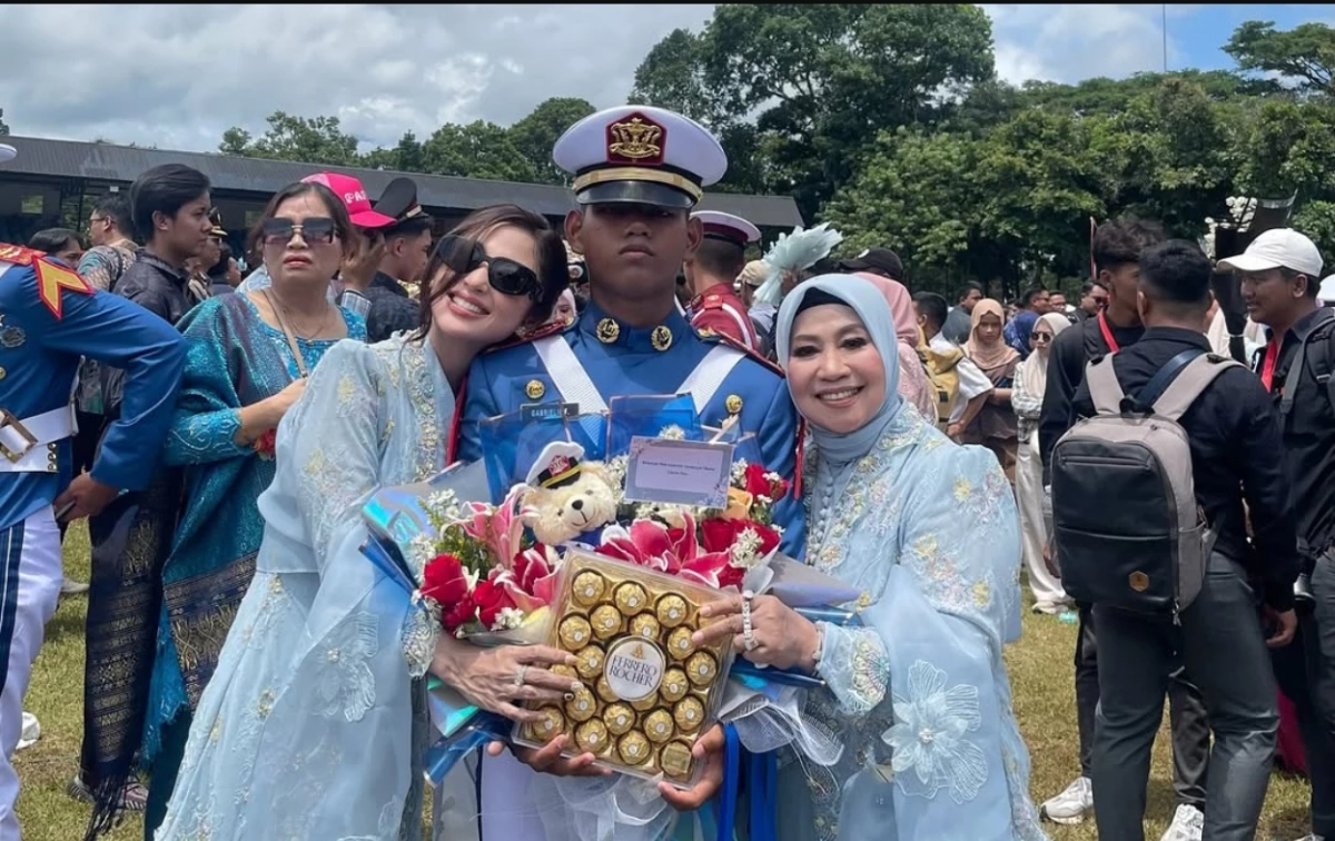 Dewi Perssik dan putra angkatnya, Felice Gabriel