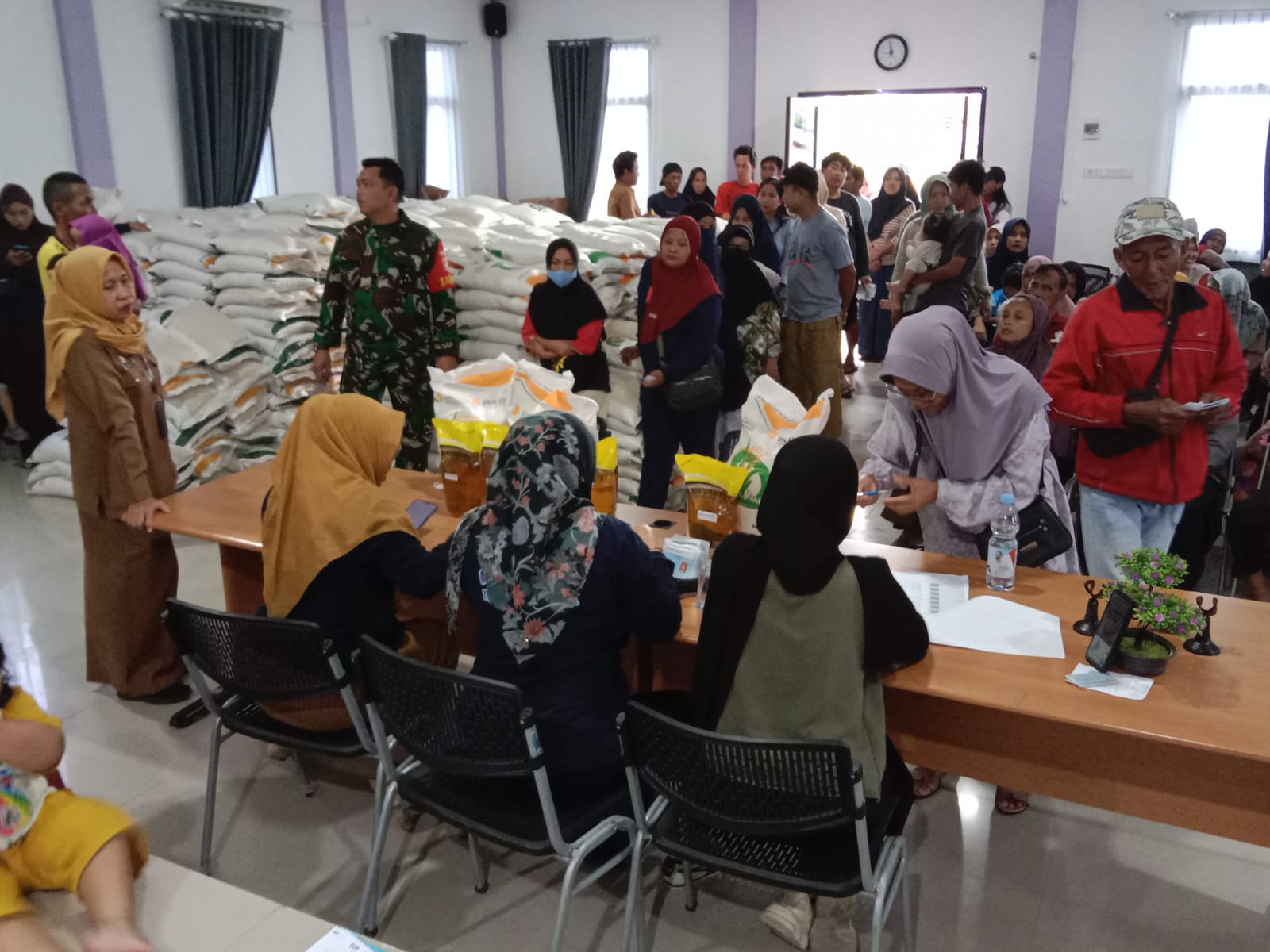 SALURKAN: Bulog menyalurkan bantuan pangan kepada penerima manfaat yang terdaftar di Kelurahan Tanjung Laut Indah.