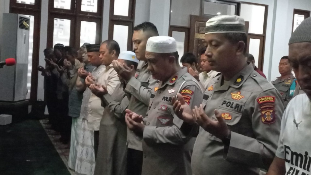 SALAT GAIB: Personel Polresta Balikpapan gelar salat gaib atas musibah bencana di Sumatra dan Aceh.