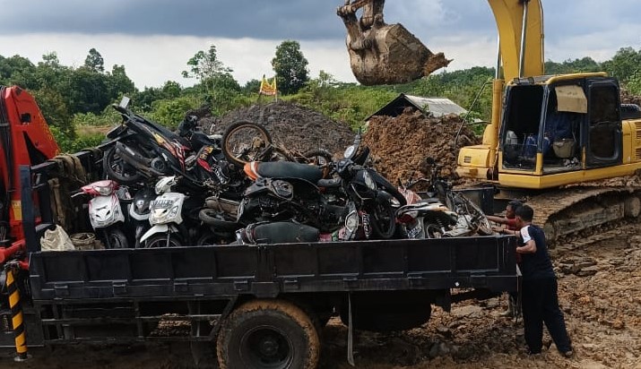 DITERTIBKAN: Motor yang telah rusak berat dan tidak lagi diambil oleh pemiliknya kini ditertibkan