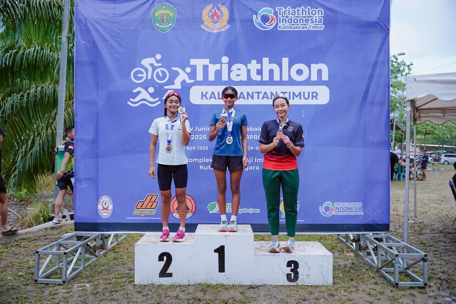 DEBUT MANIS : Zahrah Aurelia (tengah) sumbang satu emas untuk Balikpapan di BK Porprov triathlon.